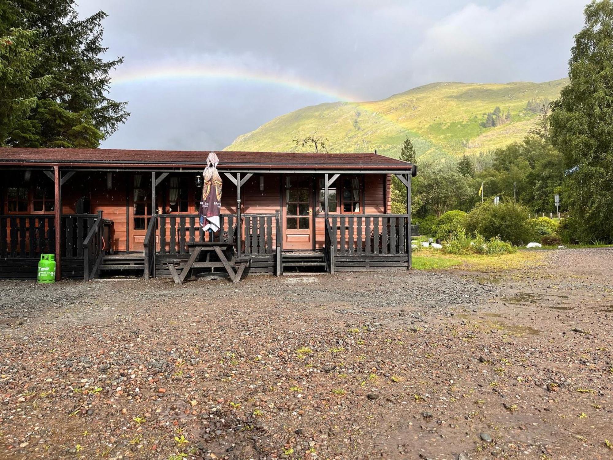 Cabins At Ben More Lodge เครียนลาริค ภายนอก รูปภาพ