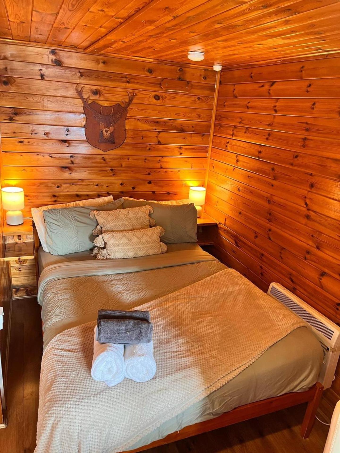 Cabins At Ben More Lodge เครียนลาริค ภายนอก รูปภาพ