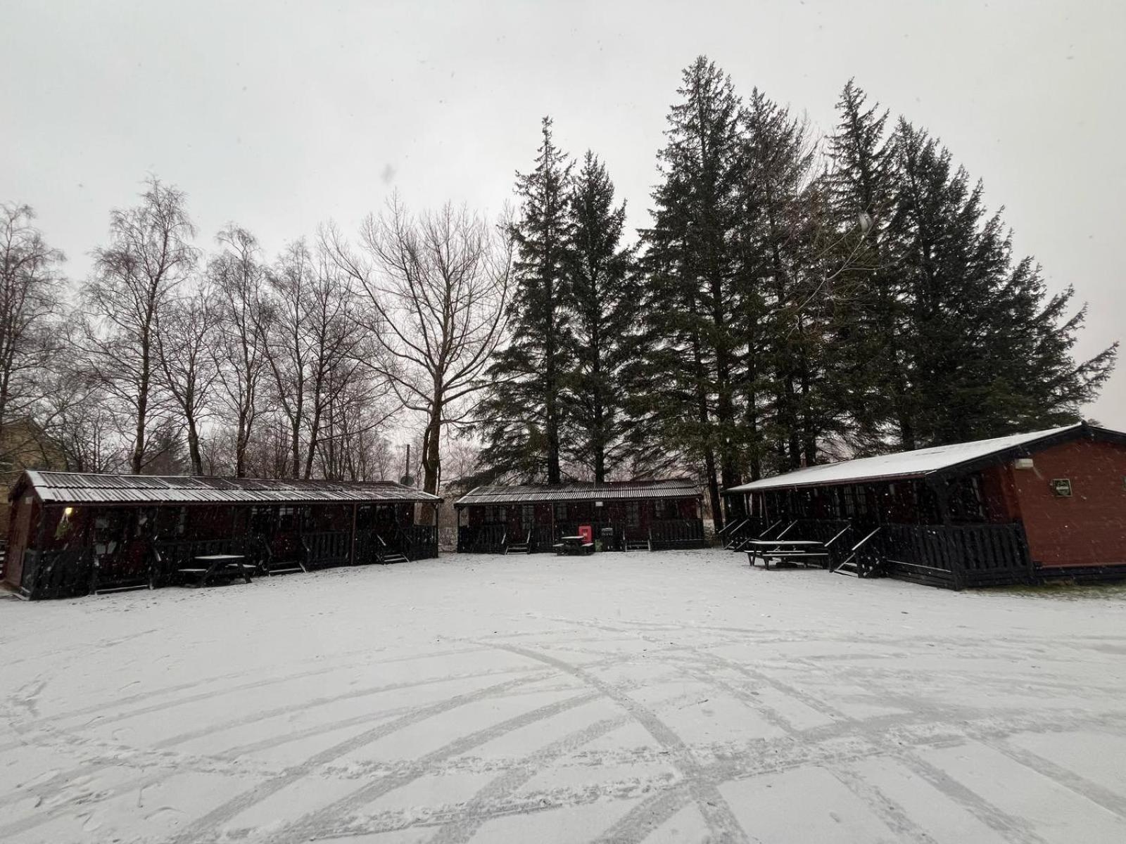 Cabins At Ben More Lodge เครียนลาริค ภายนอก รูปภาพ