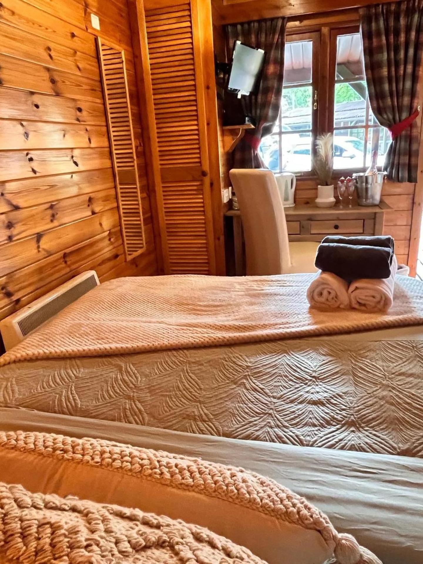 Cabins At Ben More Lodge เครียนลาริค ภายนอก รูปภาพ