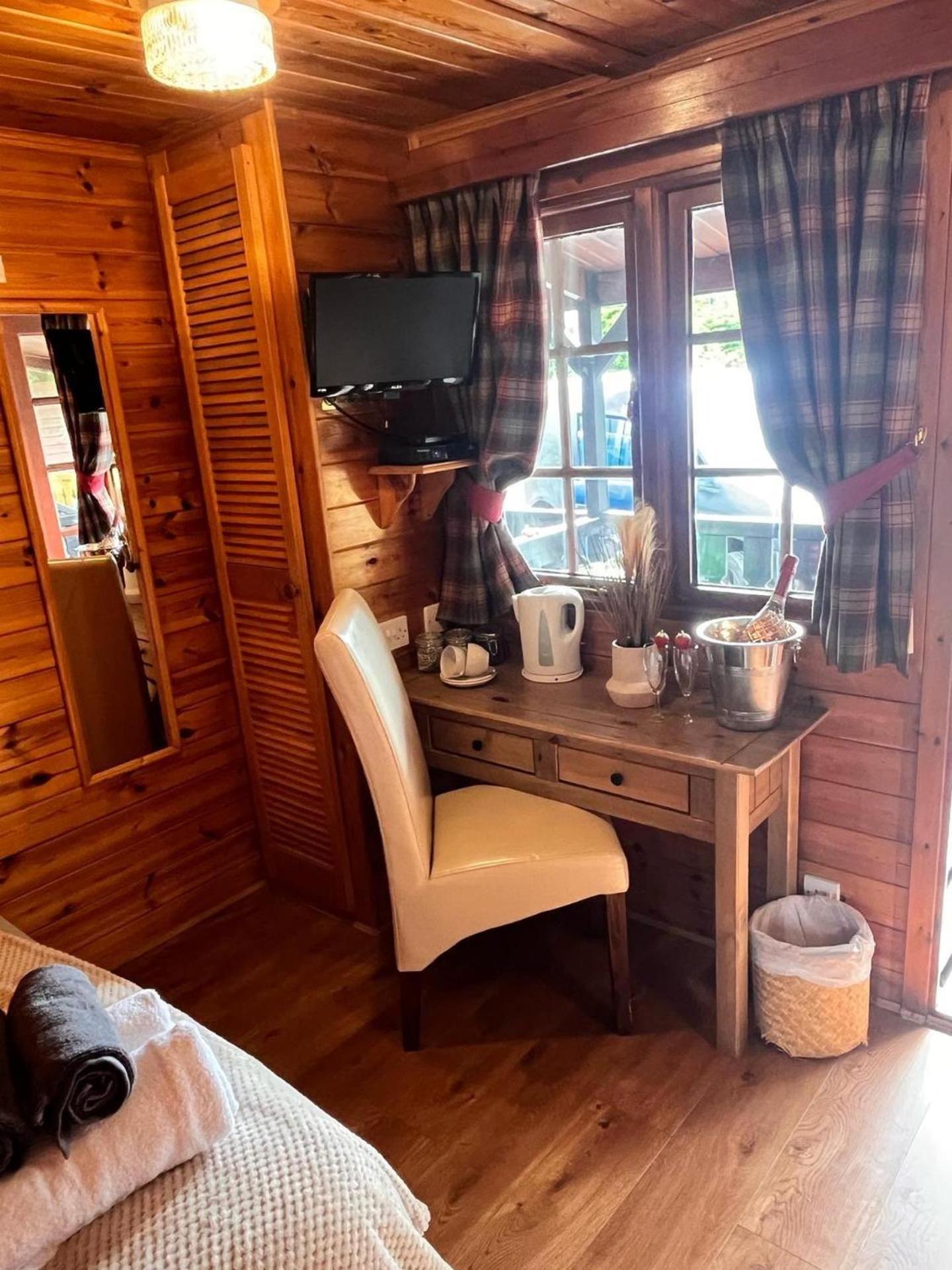 Cabins At Ben More Lodge เครียนลาริค ภายนอก รูปภาพ